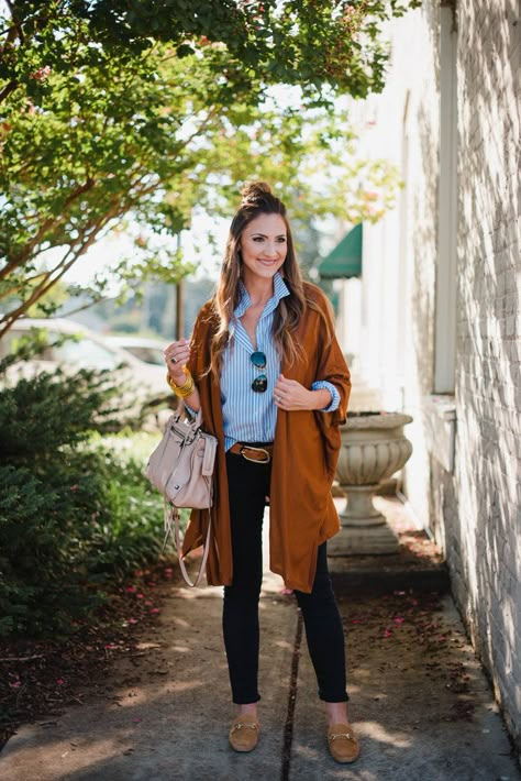 Blogger Mallory Fiztsimmons of Style Your Senses wears a casual striped button up top with black skinny denim and a rust cardigan for a casual Fall look. Brown Cardigan Outfit, Long Cardigan Outfit, Rust Cardigan, Cardigan Fall Outfit, Cardigan Outfit, Transition Outfits, Cardigan Outfits, Winter Trends, Button Up Top