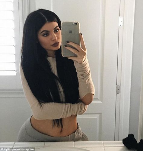 Another day, another selfie: Kylie admitted she is thinking of retiring her Instagram to c... Maquillage Kylie Jenner, Kylie Jenner Fotos, Kendall Y Kylie Jenner, Ropa Kylie Jenner, Estilo Jenner, Looks Kylie Jenner, Trajes Kylie Jenner, Estilo Kylie Jenner, Mode Kylie Jenner