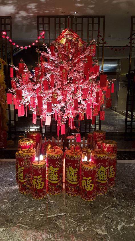 Japanese Theme Party, Red And Gold Party, Japanese Theme Parties, Chinese Night, Asian Christmas, Decor Tet, Chinese New Year Decor, Christmas Tree Idea, Chinese New Year 2023