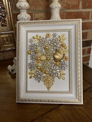 Old Jewelry Bridal Bouquet, Pictures Made With Old Jewelry, Jewelry Art Framed, 2024 Bathroom, Old Jewelry Crafts, Mixed Media Diy, Junk Jewelry, Vintage Jewelry Crafts, Vintage Jewelry Art