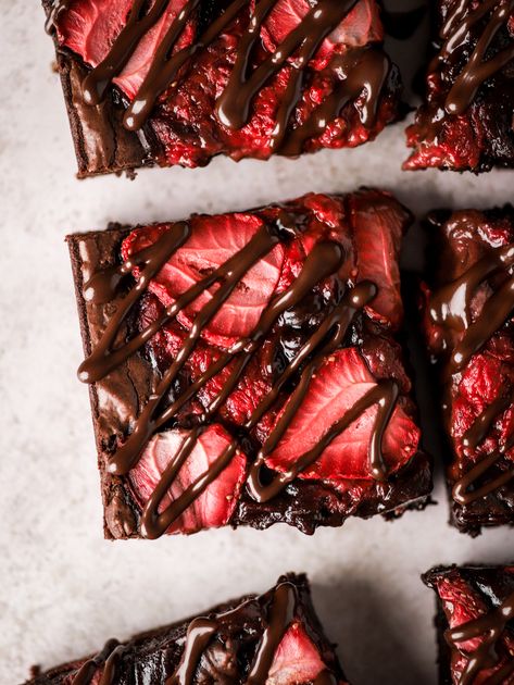 Chocolate Strawberry Brownies - Sugared & Stirred Chocolate Covered Strawberries Brownies, Chocolate Dipped Strawberry Brownies, Brownie With Strawberries, Brownies With Fruit, Strawberry Brownie Recipes, Vegan Strawberry Brownies, Strawberry Chocolate Brownies, Chocolate Covered Strawberry Brownies, Brownies With Toppings