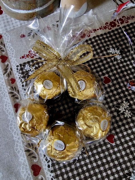 Ferrero Rocher Christmas wreath Lindor Christmas Wreath, Christmas Candy Favors Ideas, Ferrero Rocher Christmas Wreath, Ferrero Rocher Wreath, Christmas Favours Ideas, Christmas Grams, Ferrero Rocher Gift Ideas, Ferrero Rocher Christmas, Chocolate Wreath