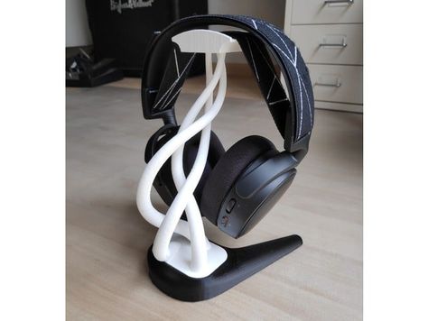 This is a self-designed headset/headphone holder/stand with some special curved design structures. The dimensions are around 155x145x220mm and my headset (Steelseries Arctis 9 Pro) fits on it pretty well. The holder at the top has a width of 40mm. The headset holder is divided into two parts and the upper part is plugged onto the foot part. If you have trouble placing the upper part on the foot part, try filing down the edge of the top piece or the pins a bit first. I added a second foot part wi 3d Printed Headphone Holder, Headset Holder, Headset Stand, Headphone Stand, Headphone Holder, 3d Printer Designs, Headphone Stands, Better Posture, Impression 3d