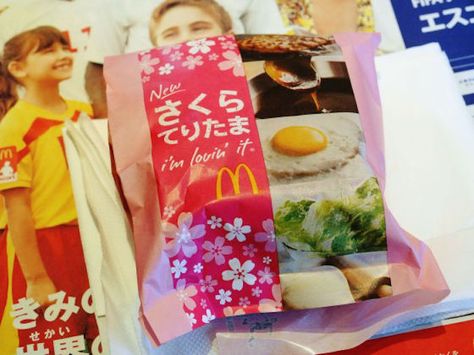 #mcdonalds #sakura #design Snacks Japonais, Black Bg, Cute Snacks, Pink Foods, Japan Aesthetic, Japanese Snacks, Kawaii Food, Food Obsession, Pretty Food