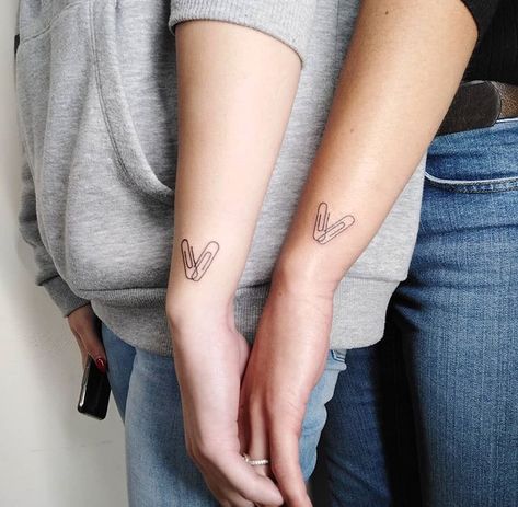 Herz Tattoo Klein, Couple Tattoos Love, Medium Tattoos, Herz Tattoo, Sharpie Tattoos, Couples Tattoo Designs, Aries Tattoo, Hip Tattoos Women, Tattoos For Girls