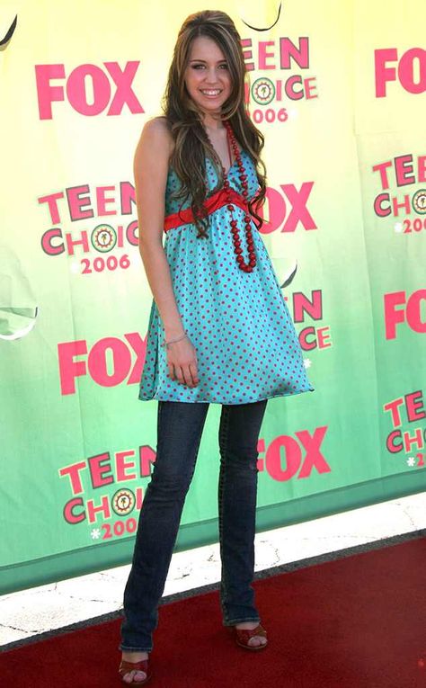 Miley Cyrus, Teen Choice Awards 2006 2006 Fashion Trends, 2000s Red Carpet, 2006 Fashion, Miley Cyrus Photoshoot, 2000s Fashion Trends, Indian Dolls, Academia Style, 00s Fashion, Teen Choice Awards