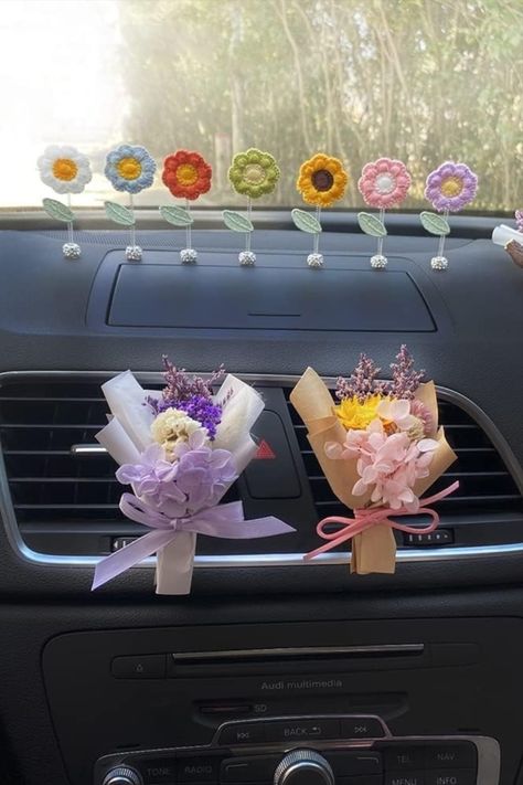 These mini dried flower bouquet clips are beautiful and natural decorations that can be easily installed on your car's AC vent, filling your car with a naturally comfortable fragrance. They are perfect choices for both indoor and car decoration. After use, they can not only relieve eye fatigue but also enhance your mood and aesthetics.😍 Car Decorations Interior Flower, Decorations For Car, Cute Car Interior, Pink Car Interior, Barbie Jeep, Mini Dried Flower Bouquet, Jehovah Jireh, Natural Decorations, Daisy Baby Shower