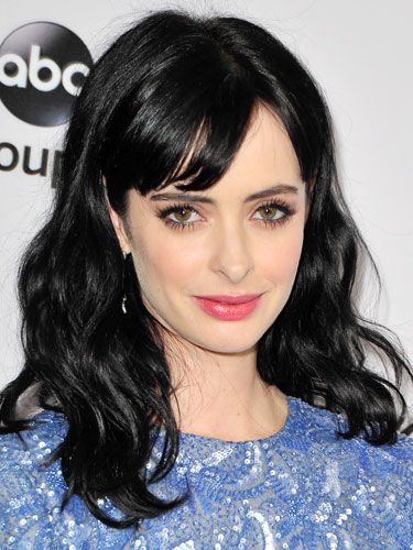 This beauty looks like a modern version of #BettiePage with her raven-haired locks and piece-y bangs. #KrystenRitter Raven Hair Color, Black Hair Hazel Eyes, Celebrity Bangs, Raven Hair, Krysten Ritter, Bangs Hairstyles, Lob Haircut, Bettie Page, Beauty Looks