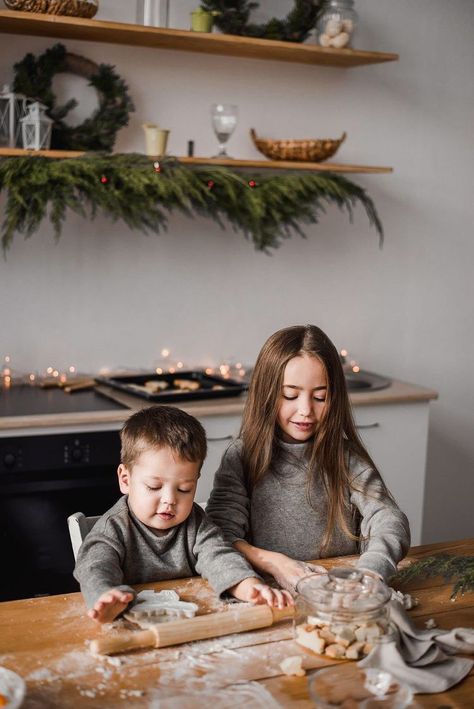 Christmas Cookie Photo Shoot, Christmas Family Photoshoot, Digital Photo Album, Perfect Pictures, Xmas Photos, Family Christmas Pictures, Christmas Shoot, Christmas Mini Sessions, Holiday List