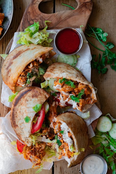 Healthy Pita Recipes, Chicken Pita Sandwich, Creamy Ranch Sauce, Chicken Pitas, Buffalo Ranch Chicken, Tomatoes And Cucumbers, Shredded Buffalo Chicken, Pulled Chicken Sandwiches, Pita Recipes