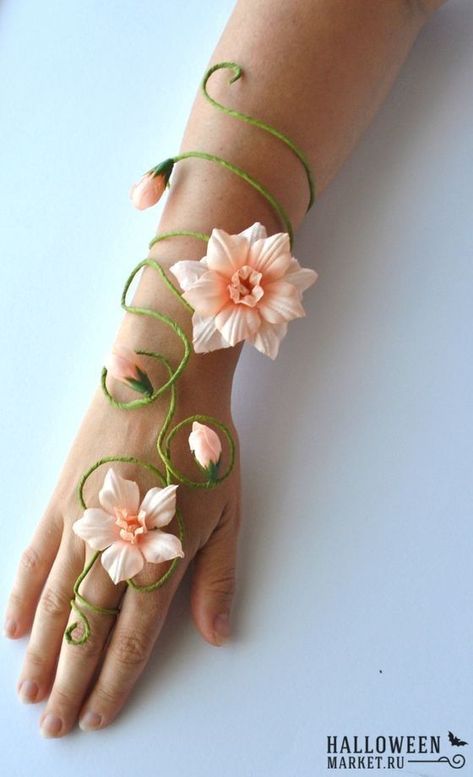 Fairy Arm Cuff, Corsages For Prom, Kostum Peri, Fairy Costume For Girl, Elf Kostüm, Fairy Costume Diy, Wrist Corsage Prom, Wrist Corsages, Fairy Cosplay