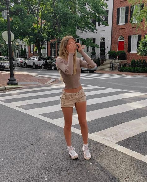 Low Converse Outfit, Low Rise Shorts Outfits, Aesthetic 2000s Outfits, Converse Outfit Summer, High Top Converse Outfits, Blonde Hair Girl, 2000s Outfits, Summer Shorts Outfits, Spring Outfit Ideas