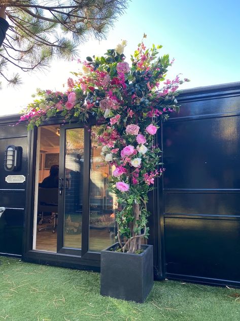 Outdoor Flower Installation, Flower Shop Exterior Store Fronts, Flower Door Decorations, Floral Studio Work Spaces, Boutique Exterior Store Fronts, Cute Store Fronts, Floral Shop Ideas, Floral Shop Interior, Florist Shop Aesthetic