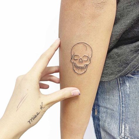 One Line Skull Tattoo, Tiny Skull Tattoos, Small Skull Tattoo, Schrift Design, Skeleton Tattoos, Tatuaje A Color, Cute Tattoos For Women, Discreet Tattoos, Tattoo Pattern