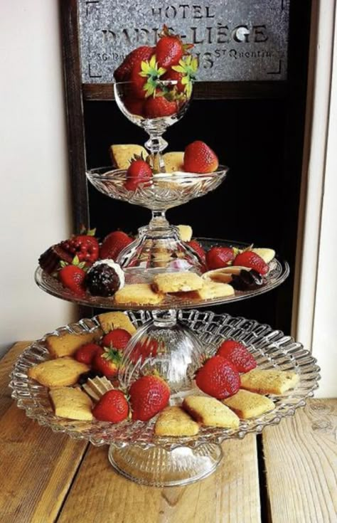 Glassware Garden Art, Diy Cake Stand, Teacup Crafts, Tiered Tray Diy, Dollar Tree Diy Crafts, Diy Dollar Store Crafts, Easy Craft Projects, Tiered Trays, Diy Cake