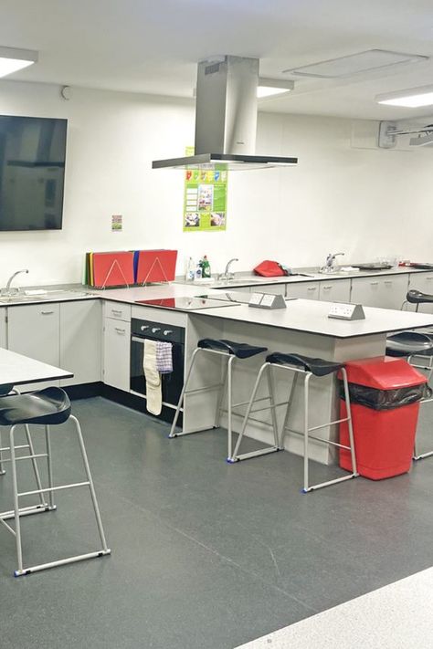 Food technology room design with workstations for four Cooking School Interior, Technology Room, Food Room, Technology Classroom, Microbiology Lab, Tech Room, Laboratory Design, Lab Design, Technology Lab