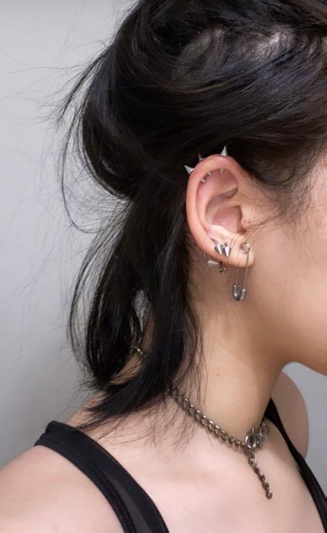 Full Ear Piercings, Grunge Earrings, Types Of Ear Piercings, Cool Ear Piercings, Pretty Ear Piercings, Grunge Jewelry, Cool Piercings, Cute Ear Piercings, Ear Style