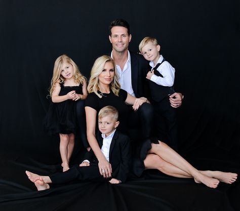 Family Of 5 Studio Poses, Family Of 5 Picture Ideas Studio, Black White Family Photos, Glam Family Photoshoot Studio, Family Portrait Outfits Studio, Studio Family Portraits Poses, Family Photo Studio Concept, Family Studio Photography Outfits, Family Photoshoot Ideas Studio