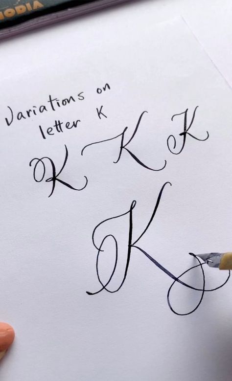 Learn how to write the letter K in beautiful nib calligraphy with this step-by-step tutorial. #calligraphy #handwriting#Cursive_K_Fonts #Signature_Ideas_K_Letter #K_Calligraphy_Letter #K_Letter_Design_Calligraphy K Calligraphy Letter, K Font Letter, Cursive K, Vintage Cursive, Tattoo Name Fonts, Calligraphy Letters Alphabet, Nib Calligraphy, Pretty Handwriting, Tattoo Lettering Design