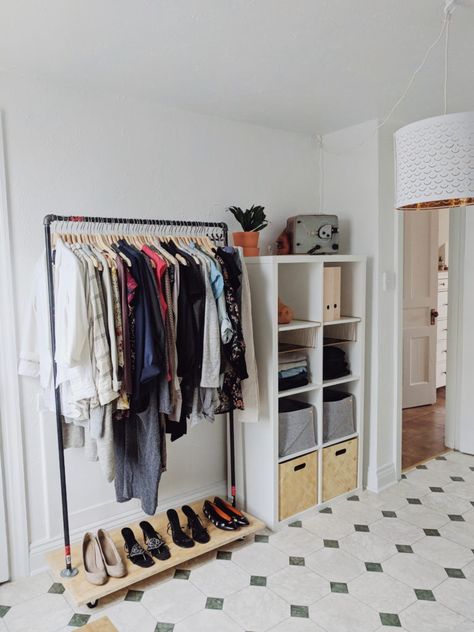 Open Wardrobe Organisation, Open Wardrobe Small Bedroom, No Wardrobe Ideas Bedrooms, Small Open Wardrobe Ideas, Bedroom With Open Wardrobe, Small Open Wardrobe, Open Wardrobe Ideas Small Spaces, Minimalist Closet Inspiration, Open Wardrobe Design