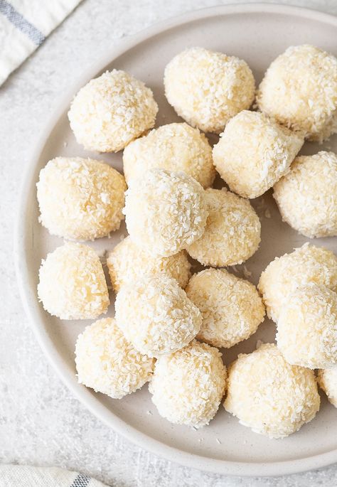 White Chocolate Truffles White Chocolate Coconut Truffles, White Chocolate Truffles Recipe, Cookies Lebaran, White Chocolate Recipe, Truffle Recipe Christmas, Choco Truffle, Truffles Recipes, White Chocolate Coconut, White Chocolate Desserts