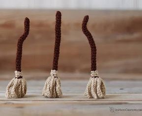 PATRONES AMIGURUMI GRATIS: PATRON GRATIS ESCOBA BRUJA AMIGURUMI 54284 Broomstick Crochet Patterns, Spooky Macrame, Crochet Witch Pattern, Dnd Crochet, Crochet Broomstick, Wich Hat, Witchy Crochet, Witch Crochet, Crochet Witch