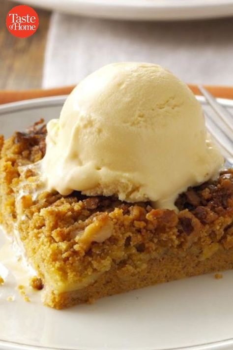 Great Pumpkin Dessert, Pumpkin Dessert Recipes, Pumpkin Pie Bars Recipe, Dump Cake Pumpkin, Pie Bar Recipes, Pumpkin Pie Bars, Dessert Aux Fruits, Great Pumpkin, Big Smiles