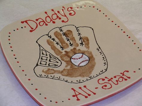 Handprint Plate Father's Day Handprint Plate, Handprint Ideas, Thumbprint Crafts, Fathers Day Art, Father's Day Activities, Footprint Crafts, Color Me Mine, Cadeau Parents, Hand Prints