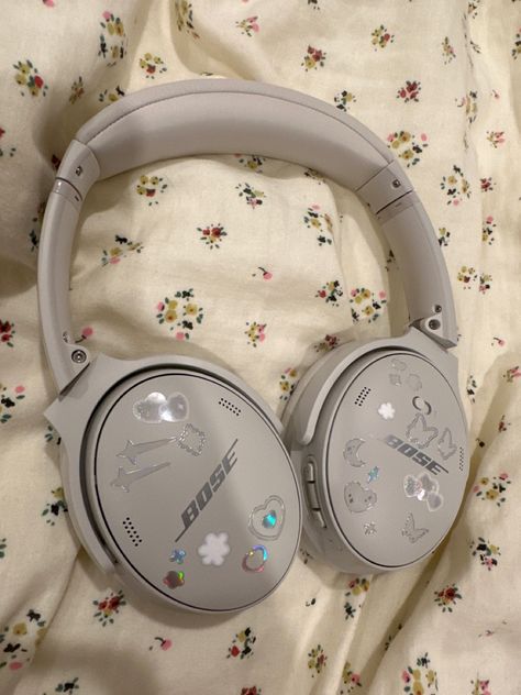 White Over Ear Headphones Aesthetic, Cute Bose Headphones, Headphones Bose Aesthetic, Bose Headphones Stickers, Silver Bose Headphones Aesthetic, Bose Qc45 Outfit, Silver Headphones Aesthetic, Decorated Headphones Aesthetic, Bose Qc45 Aesthetic