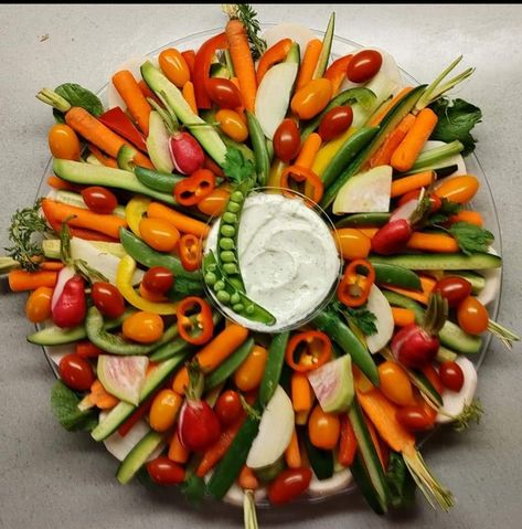 Veggie tray Wedding Veggie Tray, Vegetable Platter, Veggie Tray, Wedding Arrangements, Party Stuff, Caprese Salad, Appetizer Snacks, Tray, Salad