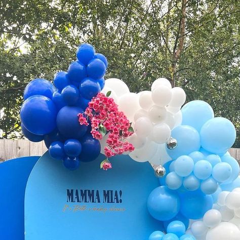 JADED EVENTS🪩 on Instagram: "Mamma Mia … it’s Beth’s baby shower🪩🌸🕺 . . . #babyshower #babyboy #balloonsurprise #balloonbusinessUk #balloondisplay #mammamiatheme #mammamia #blueballoons #theme #babyshowertheme #mammamiasetup #pinkflowers #flowerdecor #discoballs #momtobe #baby #balloondecor" Mamma Mia Baby Shower Ideas, Mama Mia Baby Shower Theme, Mamma Mia Baby Shower Theme, Mama Mia Bridal Shower Theme, Hens Ideas, Greek Party, Balloon Surprise, 17th Birthday Ideas, 25th Birthday Parties