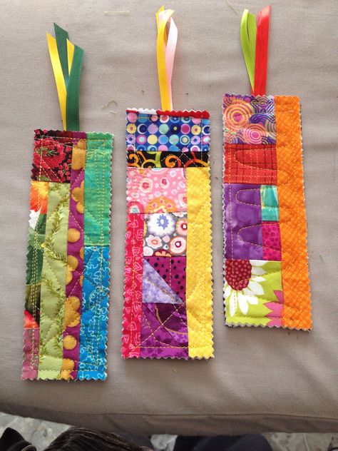 Separadores de libros. Felt Bookmark, Scrap Fabric Projects, Bookmark Craft, Bullet Journal Diy, Diy Bookmarks, Cadeau Diy, Book Markers, Craft Day, Simple Cross Stitch