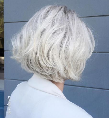 Tousled Ash Blonde Bob Hairstyle Cream Blonde Hair, Ash Blonde Bob, Blonde Hair Colour Shades, Grey Blonde Hair, Chic Haircut, Blonde Bob Hairstyles, Short Blonde Haircuts, Choppy Bob, Balayage Blonde