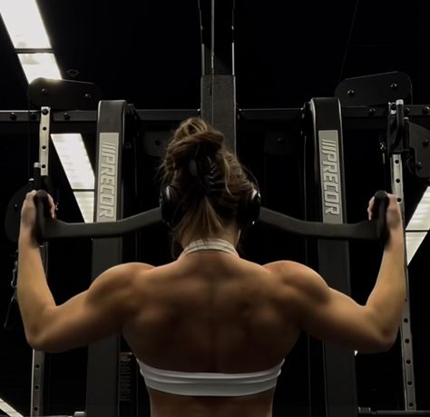 Upper Body Workout Aesthetic, Lean Muscle Women Inspiration, Bodybuilding Aesthetic Women, Gym Strong Women, Excersize Girl Aesthetic, Back Inspo Women Gym, Strong Toned Women, Strong Muscle Women, Toned Abs Woman Aesthetic