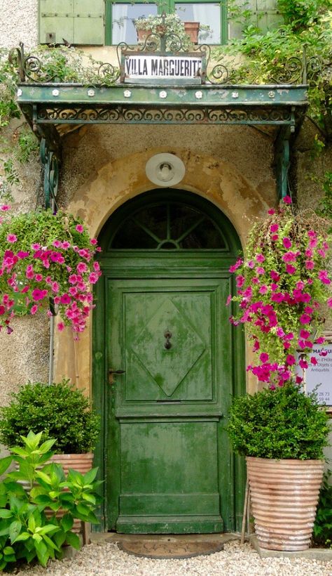 Doors from around the world ideas for your renovation project - Dordogne, France Love this! And our doors at http://The1870.com Dordogne France, Interior Boho, When One Door Closes, Porte Decorate, Cool Doors, Green Door, Door Gate, Old Doors, Plants And Flowers