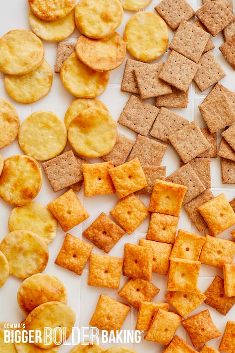 Homemade Wheat Thins Recipe, Jatz Crackers Recipes, Diy Saltine Cracker Recipes, Homemade Ritz Cheese Crackers, Homemade Oyster Crackers, Easy Crackers Recipe, Homemade Wheat Thins, Homemade Crackers Recipe Simple, Diy Healthy Crackers