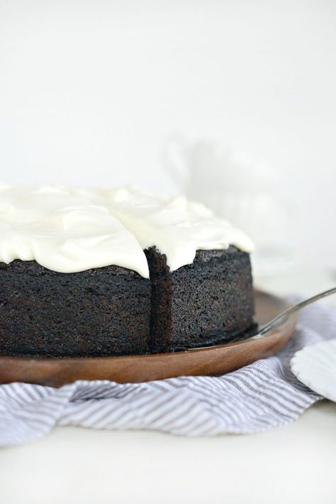 Nigella's chocolate Guinness cake has been on my bucket list for y-e-a-r-s. Because Guinness + chocolate + cake = my dream dessert. Nigella Chocolate Guinness Cake, Chocolate Guinness Cake, Guinness Chocolate, Guinness Cake, Cream Cheese Frosting Recipe, Irish Recipes, Savoury Cake, Cake Toppings, Chocolate Cake Recipe