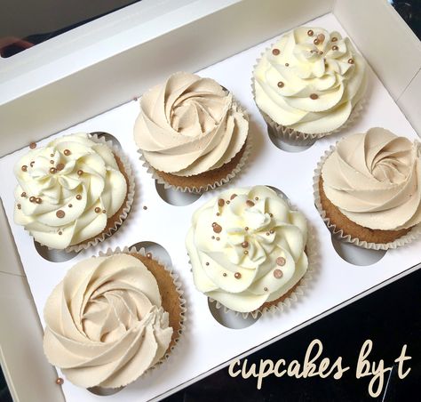 White & Beige Cupcakes Wedding Cupcakes Ideas Simple White, Wedding Cupcakes Elegant, Cream Color Cupcakes, Beige Cupcakes Aesthetic, Simple Elegant Cupcakes, Simple Cupcakes Design, Neutral Color Cupcakes, Beige Cake Birthday, Cupcakes White And Gold