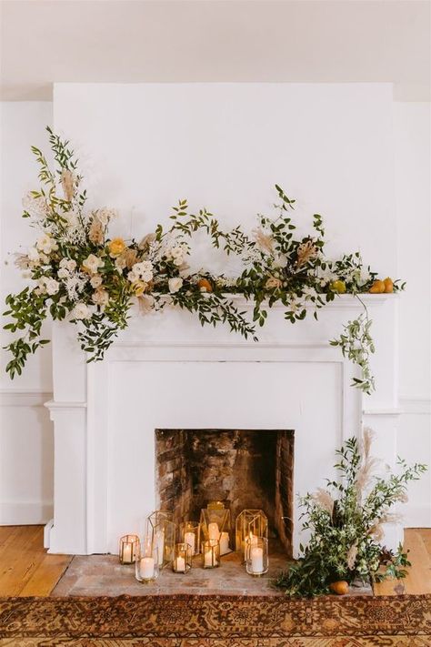 How to decorate with IKEBANA decor trend and other floral arrangements Mantle Decorating Christmas, Mantlepiece Flowers Wedding, Wedding Floral Mantle, Wedding Flower Fireplace, Fireplace Mantle Garland Wedding, Mantle Floral Installation, Fireplace Floral Installation, Wedding Flowers Fireplace Mantles, Floral Mantle Wedding