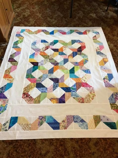 Border Print Fabric Projects, Hst Border Ideas, Hst Blocks, Half Square Triangle Quilts Pattern, Colchas Quilting, Charm Square Quilt, Triangle Quilt Pattern, Colorful Quilt, Scrappy Quilt Patterns