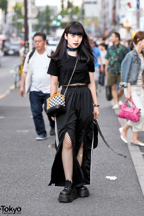 Harajuku Girl in Dark Street Style w/ Fishnets, Kawi Jamele Checkered Purse & Demonia Platforms Estilo Harajuku, Harajuku Fashion Street, Tokyo Street Fashion, Harajuku Girls, Tokyo Street Style, Asian Street Style, Funny Fashion, Tokyo Fashion, Japanese Street Fashion