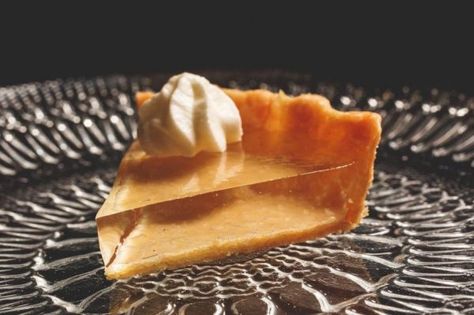 translucent pumpkin pie | Crystal Clear Pumpkin Pie - Neatorama Clear Jello, Pie Board, Molecular Food, Molecular Gastronomy Recipes, Gastronomy Food, Recipes Halloween, Pumpkin Pie Mix, Plating Techniques, Molecular Gastronomy