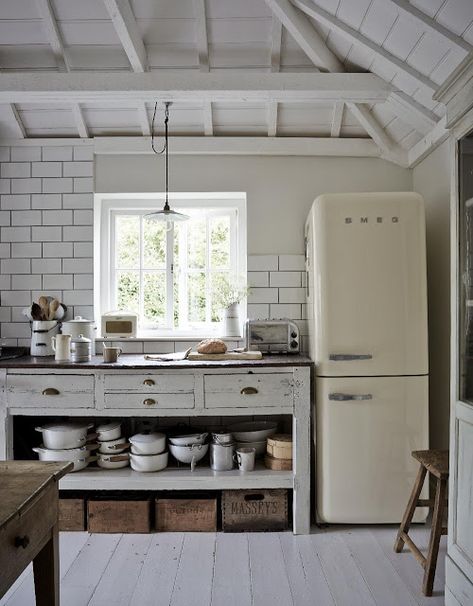 Unfitted Kitchen, Retro Appliances, Freestanding Kitchen, Best Kitchen Designs, Luxury Kitchen Design, Luxury Kitchens, Cottage Kitchen, Retro Home Decor, Luxury Kitchen