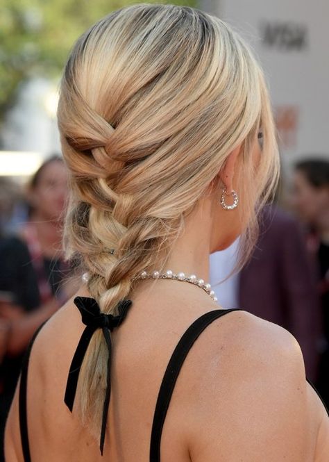 Best Celebrity French Braids: Kate Hudson's Soft And Tied French Braid | Celeb Hairstyles 2017 Braids For Medium Length Hair, French Braid Hairstyles, Dance Hairstyles, Hairstyles Braided, Cool Braid Hairstyles, Braids With Curls, Hair Styles 2017, Braided Hairstyles Easy, Braid Hairstyles