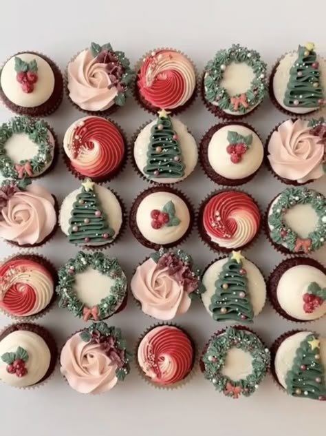 Holiday Food Ideas Christmas Dinner, Fancy Christmas Cupcakes, Aesthetic Cupcake Ideas, Company Holiday Party Ideas, Winter Bakes, Cupcake Aesthetic, Muffins Decoration, Easy Christmas Cake, Christmas Cake Decorating