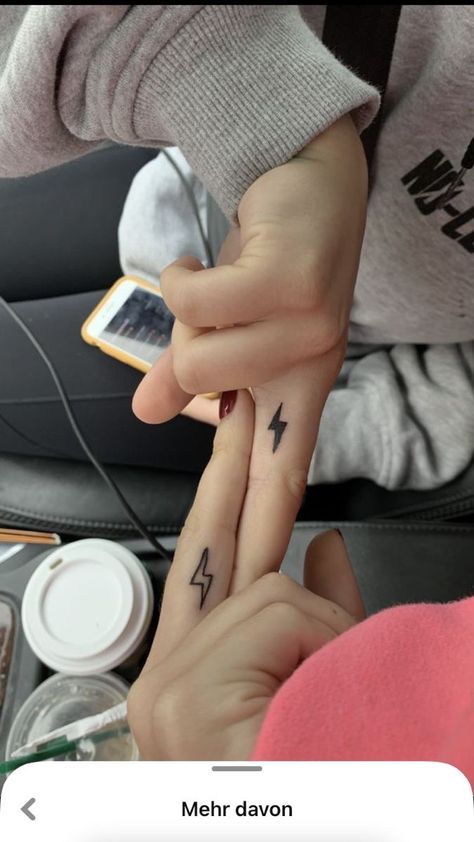 Finger Tattoo Placement, Cute Best Friend Tattoos, Friend Tattoos Small, Matching Bff Tattoos, Maching Tattoos, Matching Friend Tattoos, Cute Matching Tattoos, Small Matching Tattoos, Tato Jari