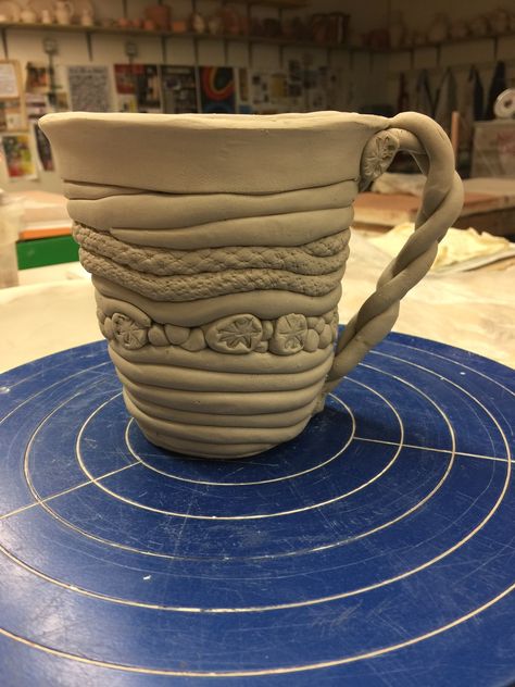 Coil mug. Coil Mug Ceramics, Pottery Ideas Mugs, Coil Mug, Coil Pottery Ideas, Pottery Mug Ideas, Clay Mug Ideas, Coil Projects, Coil Pot, Mug Ideas