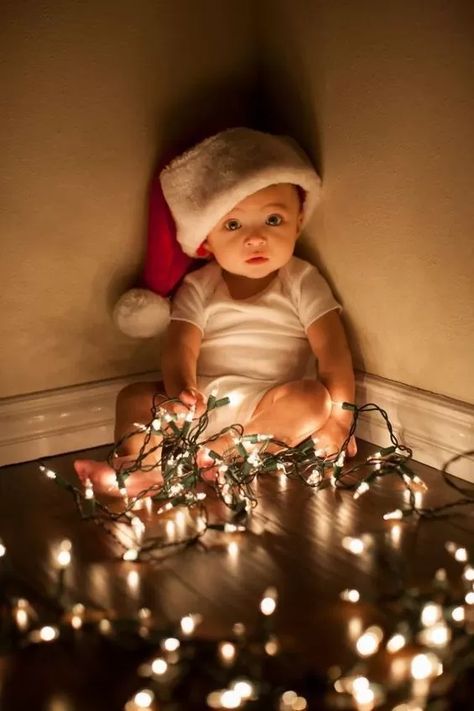 5 CUTE and SIMPLE Ideas for Baby Christmas🎄 Pictures | Annie Baby Monitor Baby Christmas Photography, Christmas Baby Pictures, Christmas Family Photoshoot, Foto Kids, Baby Christmas Photos, First Christmas Photos, Xmas Pictures, Xmas Photos, Family Christmas Pictures