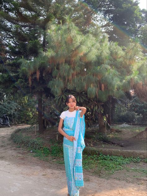 Bodo Girls In Dokhona, Dokhona Dress, Dokhona Aesthetic, Bodo Traditional Dress, Bodo Dokhona, Assamese Aesthetic, Northeast Girl, Grunge Photos, Couple Pics For Dp