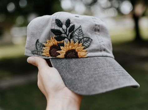 Embroidered sunflowers on two-tone hat ♥️🌻 Embroidered Hat Ideas, Embroidered Ball Cap, Hat Embroidery Ideas, Embroidered Sunflowers, Bone Bordado, Embroidery Hat, Clothes Embroidery Diy, Embroidery Caps, Embroidery Tshirt